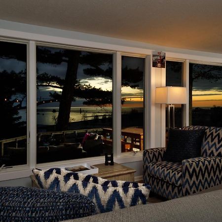 Looking Glass Beachfront Inn Гранд Хейвън Екстериор снимка