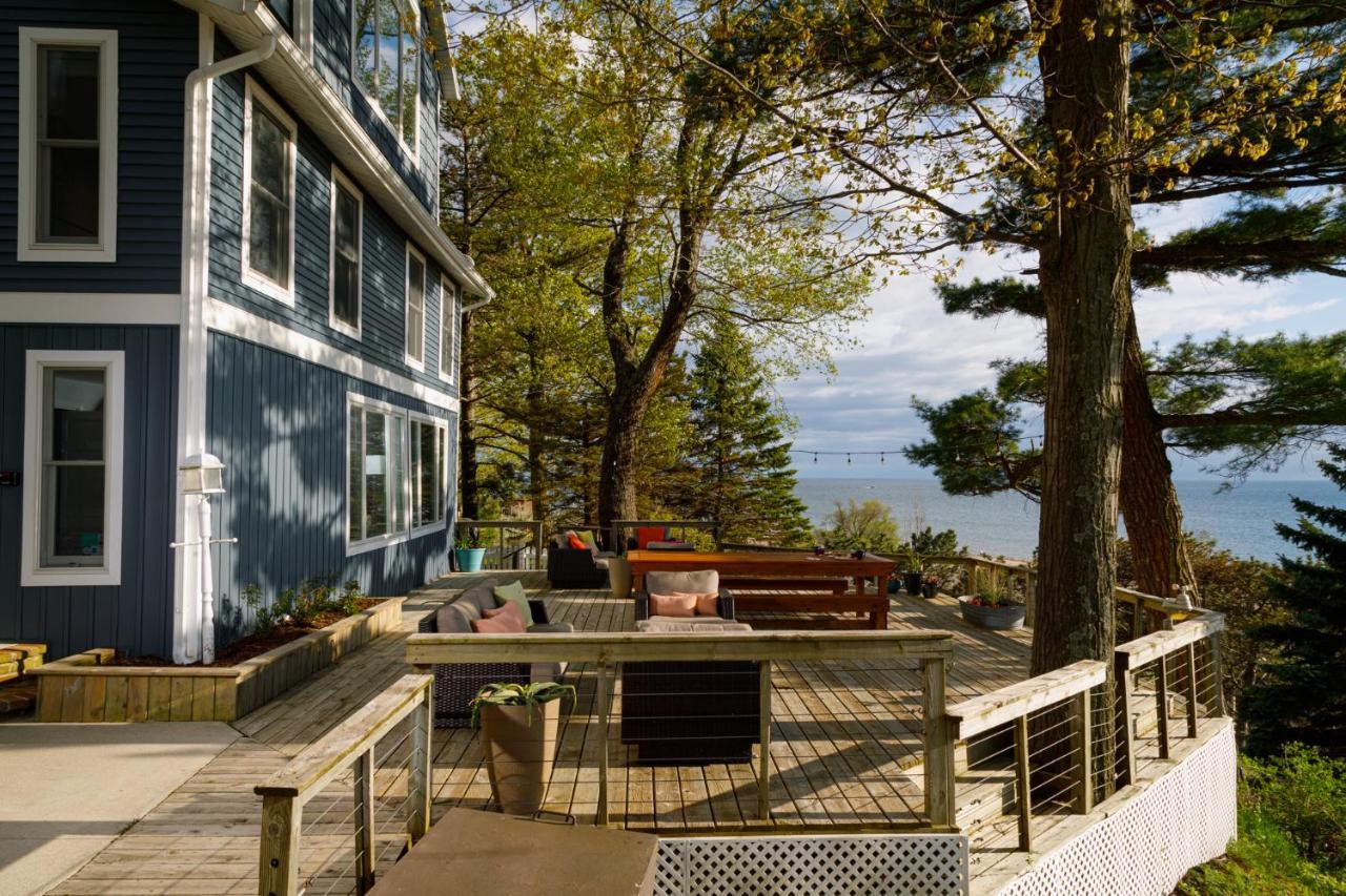 Looking Glass Beachfront Inn Гранд Хейвън Екстериор снимка