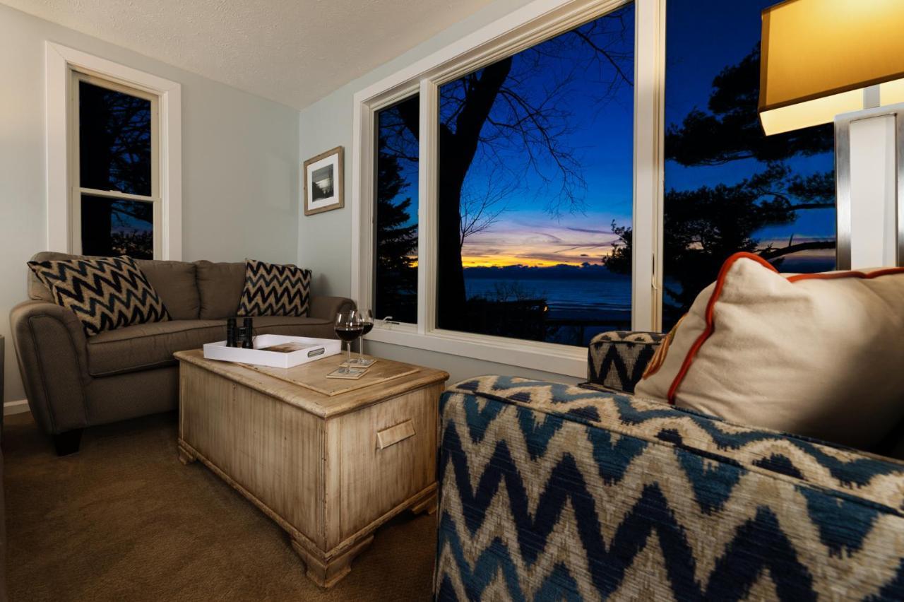 Looking Glass Beachfront Inn Гранд Хейвън Екстериор снимка