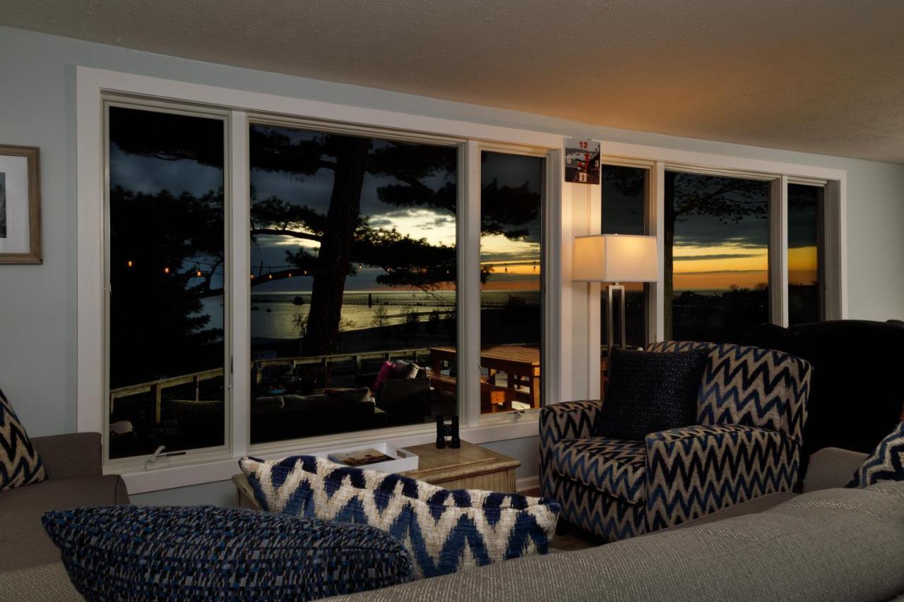 Looking Glass Beachfront Inn Гранд Хейвън Екстериор снимка