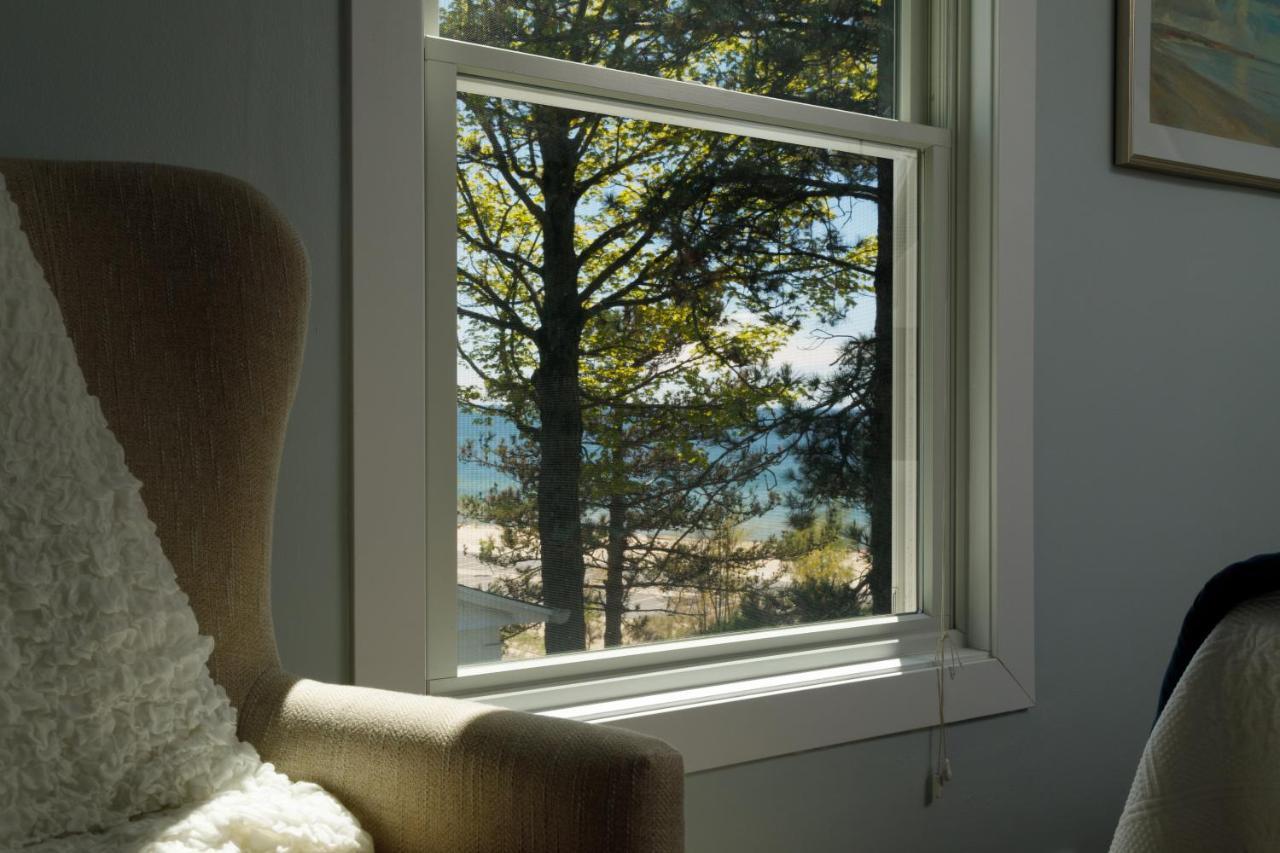 Looking Glass Beachfront Inn Гранд Хейвън Екстериор снимка