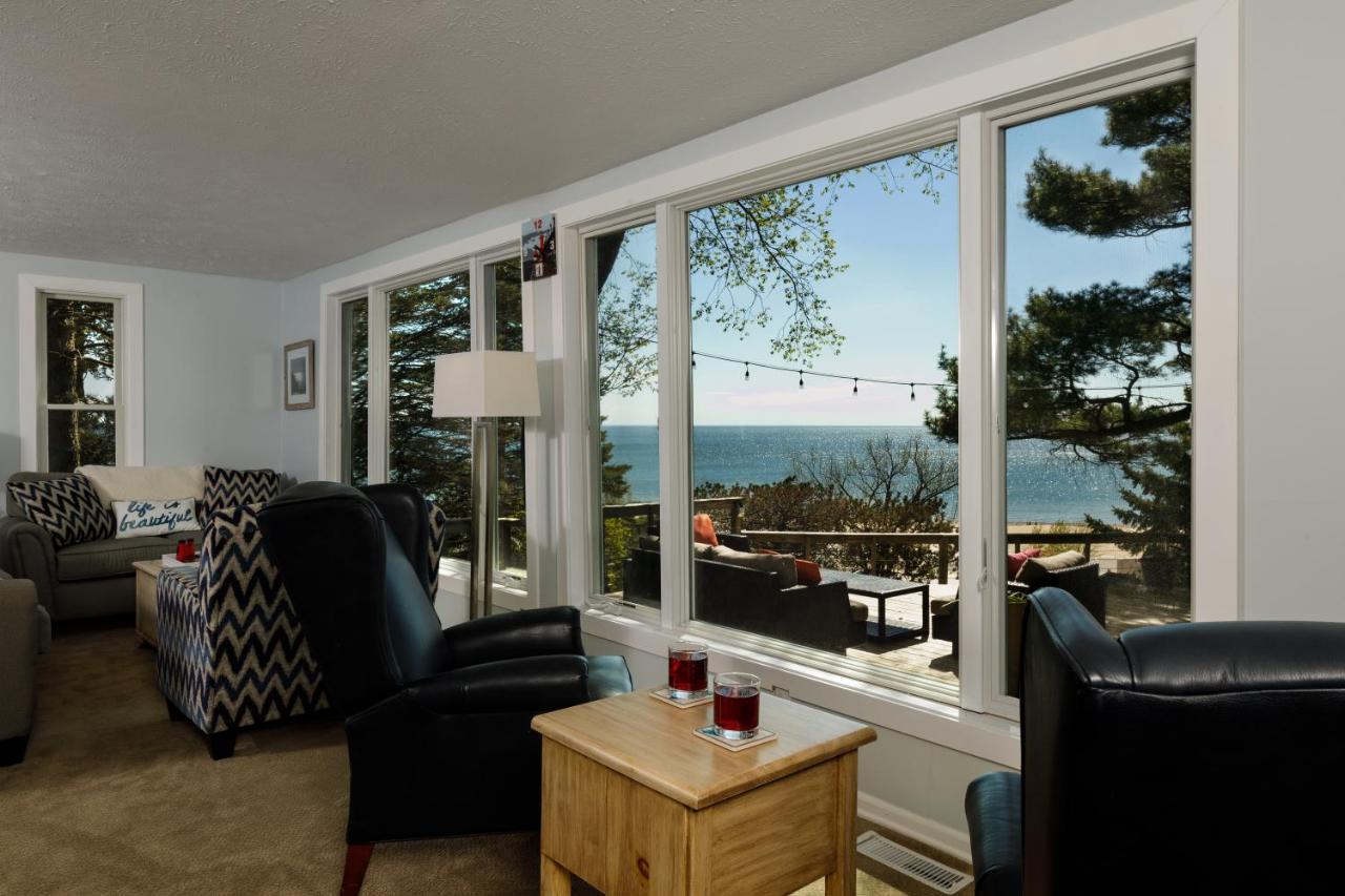 Looking Glass Beachfront Inn Гранд Хейвън Екстериор снимка