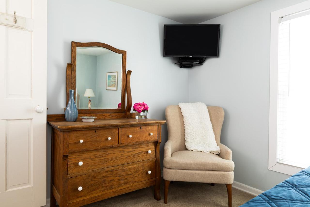 Looking Glass Beachfront Inn Гранд Хейвън Екстериор снимка